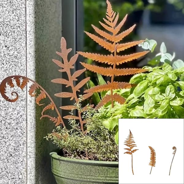Delikate rustne blad på stake, rusten statue for hage og hjemmeparterre