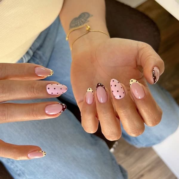 Mandel Press On Manicure Sæt med Blød Pink Base og Farvemix