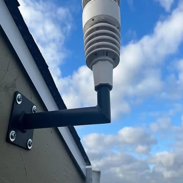 Solid ståltakfeste for vindfløyer, flaggstenger, antenner – sikker installasjon