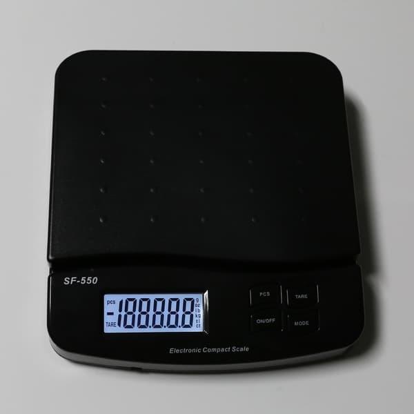 Digital elektronisk vekt for forsendelse og post, med tarafunksjon