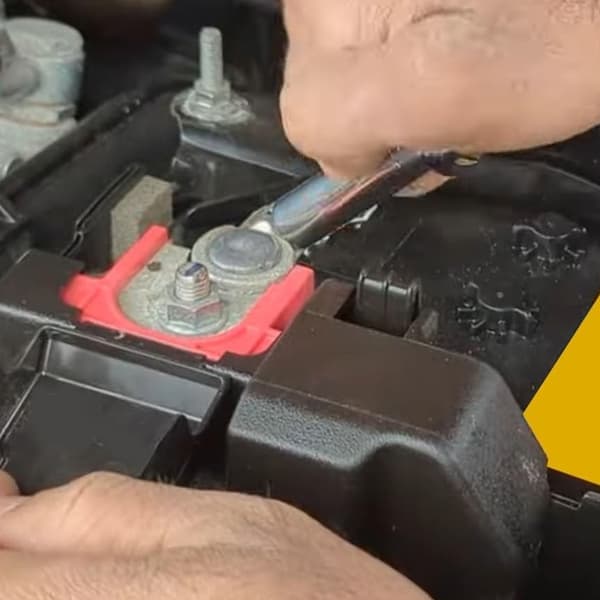 Batteriterminal sikringsblok D07A-67-S99B D07A67S99 til 3 2013-2018