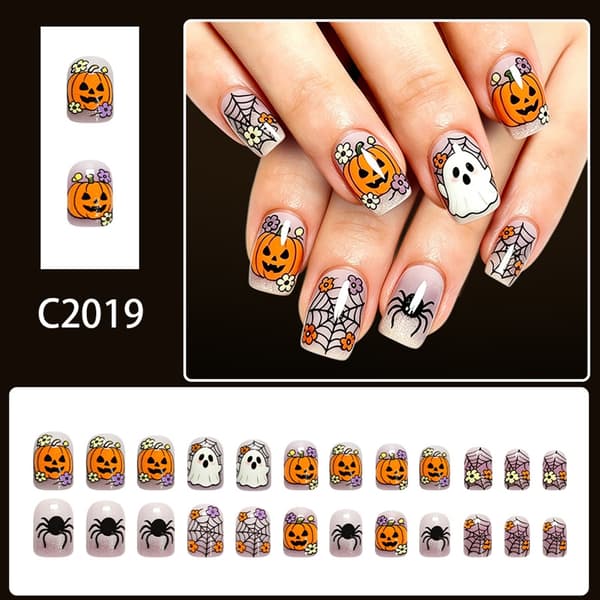 Manikyrsett med Halloween-tema med gresskar- og spindelvevdesign