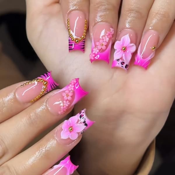 Rosa Gradient Manikyr Nagelset med Blomdetaljer och Leopardkontrast