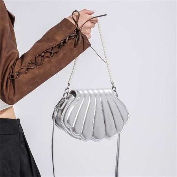 Kvinnor PU Axelväska Mode Pearl Chain Handväska Söt skalform Crossbody-väska Kvinnlig Messenger Bag för Bal Black