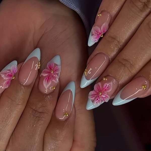 Blomster Press On Manicure med Blå Fransk Tip og Glansfuld Finish ABS Negl