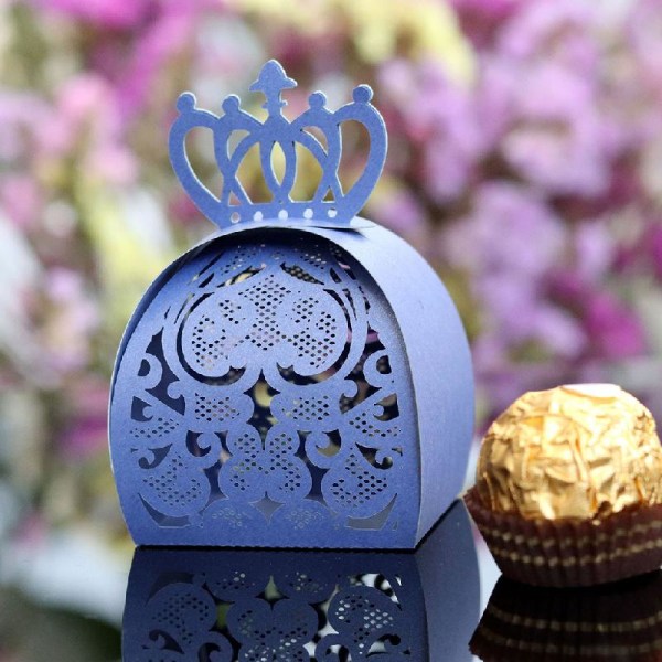 25 st/förpackning Love Heart Crown Laser Cut Hollow Favors Presenter Choklad Godis lådor White