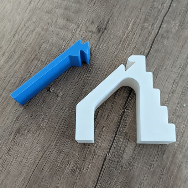 Dykbräda i plast med trappmodellfigur för dockhusscenarrangemang