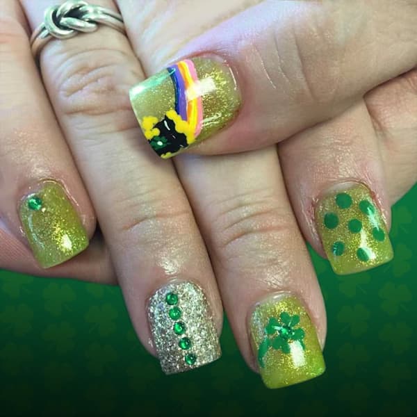 Grøn Manicure Negl Til Kvinder Med Gnistrende Regnbue Og Lykkebringende Symboler
