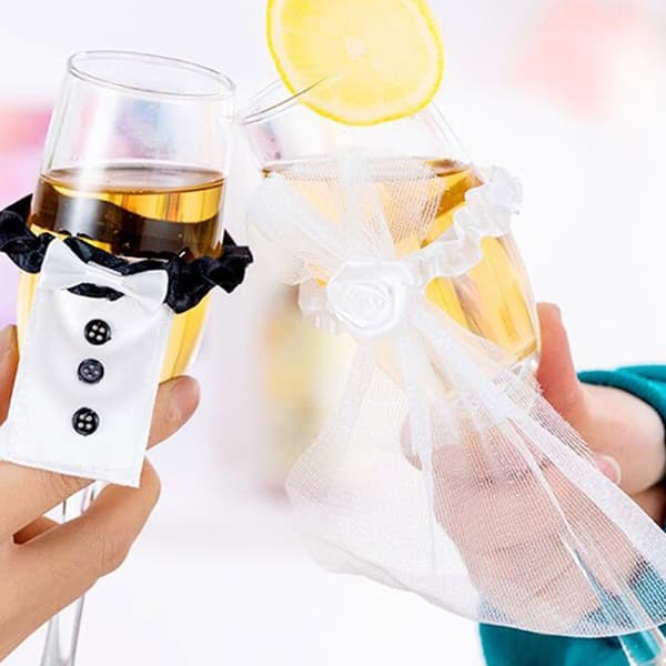 2 st bröllopsvin champagneglas kopp brudgum svart vit klänning present