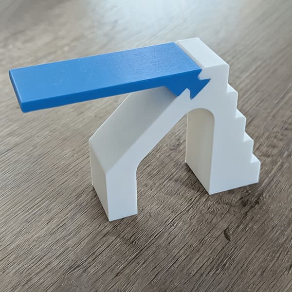 Dykbräda i plast med trappmodellfigur för dockhusscenarrangemang