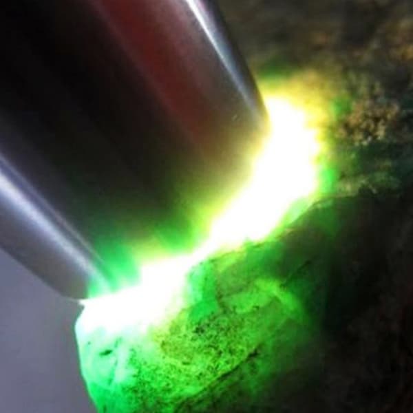 Jaden arviointivalaisin UV-valo USB-ladattava jade-taskulamppu