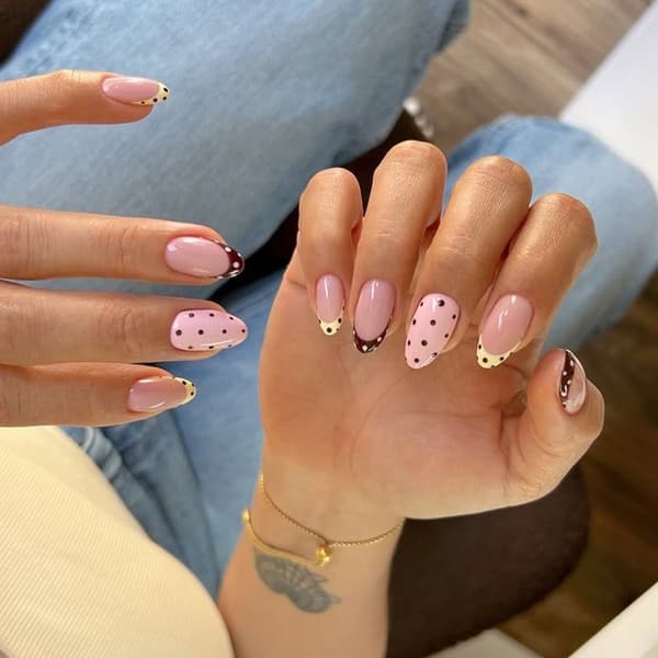 Mandel Press On Manicure Sæt med Blød Pink Base og Farvemix