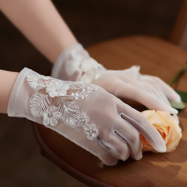 Tidlös stil brudhandskar mjuk spetsdesign bröllopsceremoni Cream