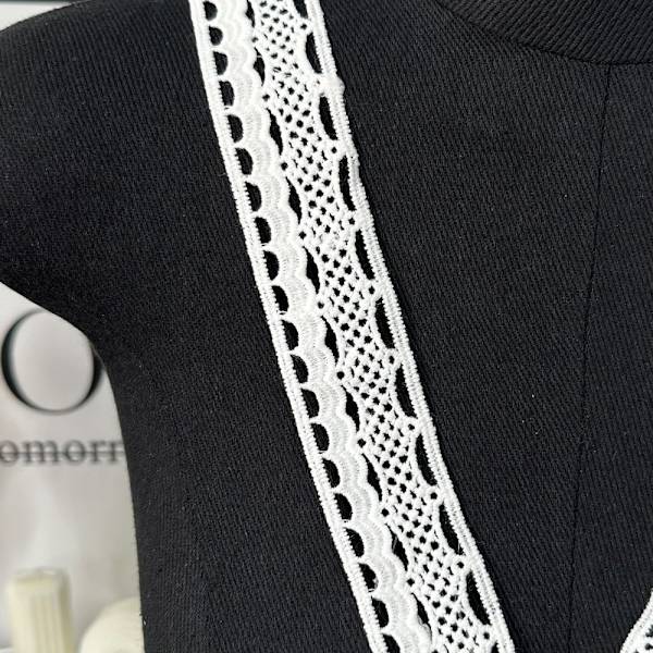 Spets broderad tyg Patch V-ringad dekorativ knappslå blomma