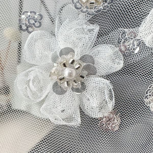 Blondebrodert stoffmerke blomster klesmerke brystblomst
