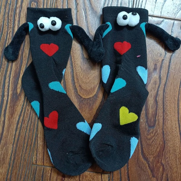 Hauska pariskunta pitelee sukkia kädestä pitelevä sukka 2 2 2