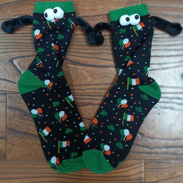 Roligt par som håller strumpor som håller händerna Sock STYLE 7 STYLE 7 Style 7