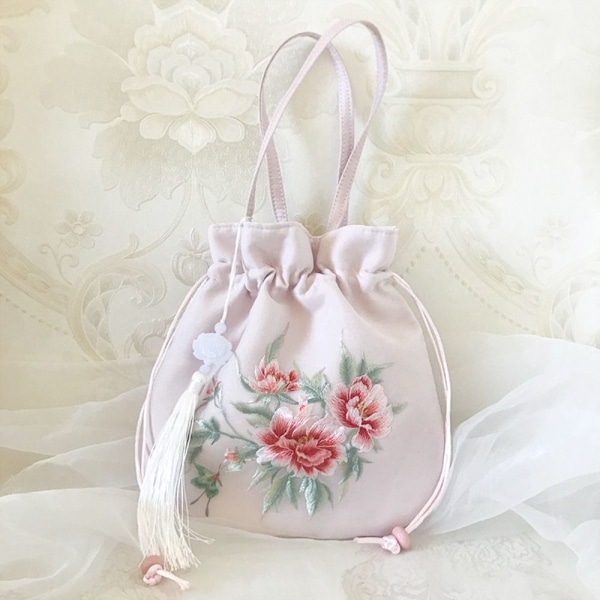 Broderad blompåse med dragsko Godispåse 7 7 7