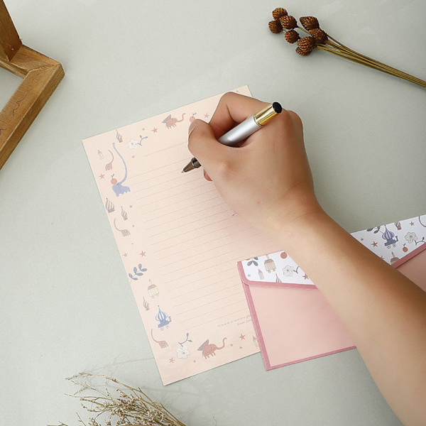 Konvoluttsett med brevpapir i vintage blomsterdesign