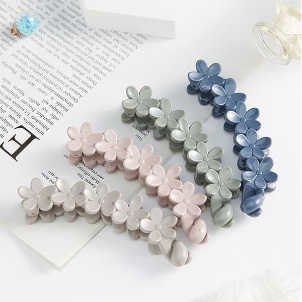 Frostad Bananklämma Plommonblom Twisted Clip BLÅ blue
