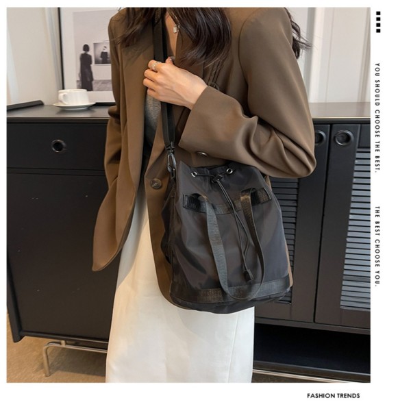 Nylon kiristysnyörilaukku Crossbody Bag MUSTA black