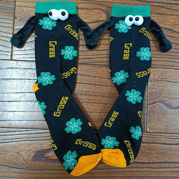 Roligt par som håller strumpor som håller händerna Sock STYLE 7 STYLE 7 Style 7