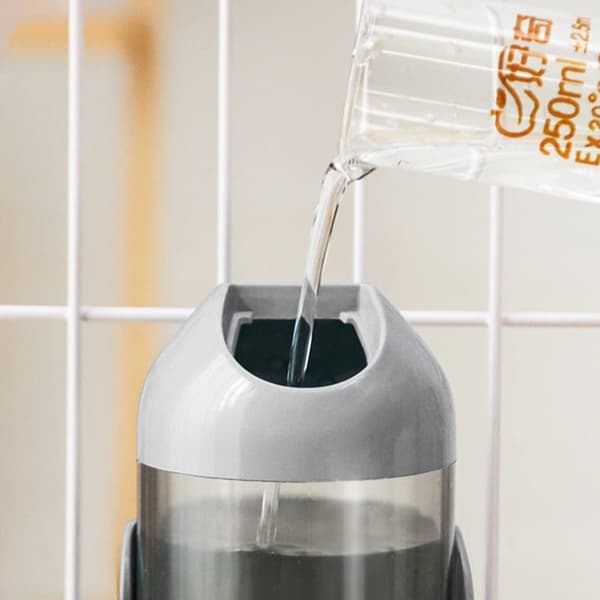 Halvtransparent vattendispenser som förhindrar våt mun