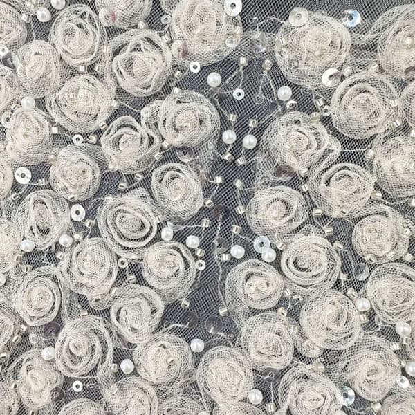 Spetsbroderat tygmärke med blommor, bröstblomma