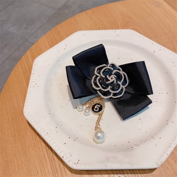 Pärltofs Brosch Retro Rosett Brosch VIT White