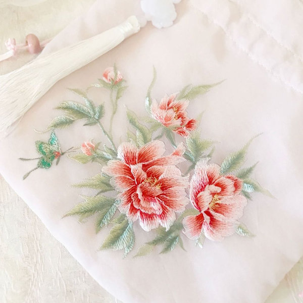 Broderad blompåse med dragsko Godispåse 7 7 7