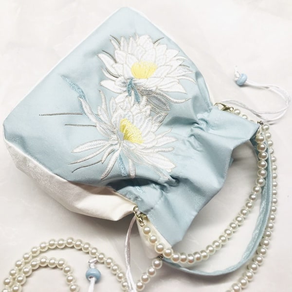 Broderad blompåse med dragsko Godispåse 9 9 9