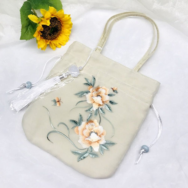 Broderad blompåse med dragsko Godisförvaringspåse 2 2 2