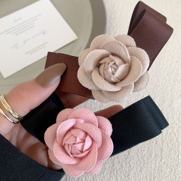 Hårklype med kameliablomst, blomstersløyfe, springklype KAFFE coffee