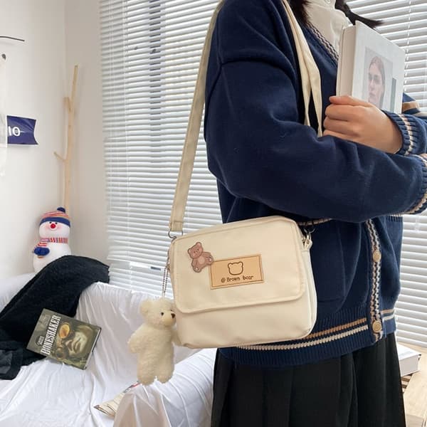 Axelväskor för kvinnor, studenttygväskor VIT MED HÄNGE white with pendant-with pendant
