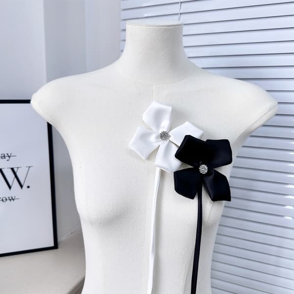 Krageblomst Blomsterbrosjepinner HVIT White