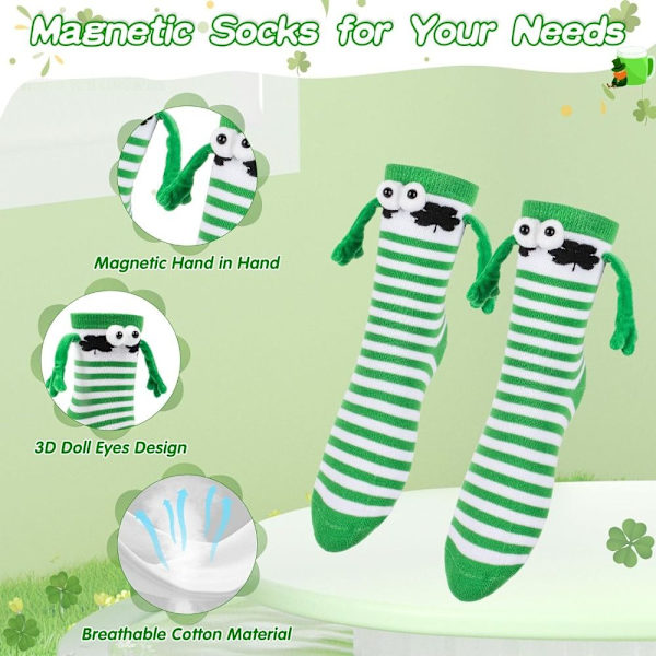 Roligt par som håller strumpor som håller händerna Sock STYLE 7 STYLE 7 Style 7