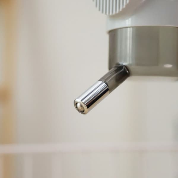 Halvtransparent vanndispenser, vannflaske som holder munnen tørr