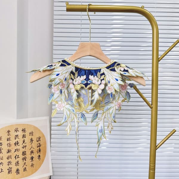 Broderad pärlkrage molnskuldra 3 3 3