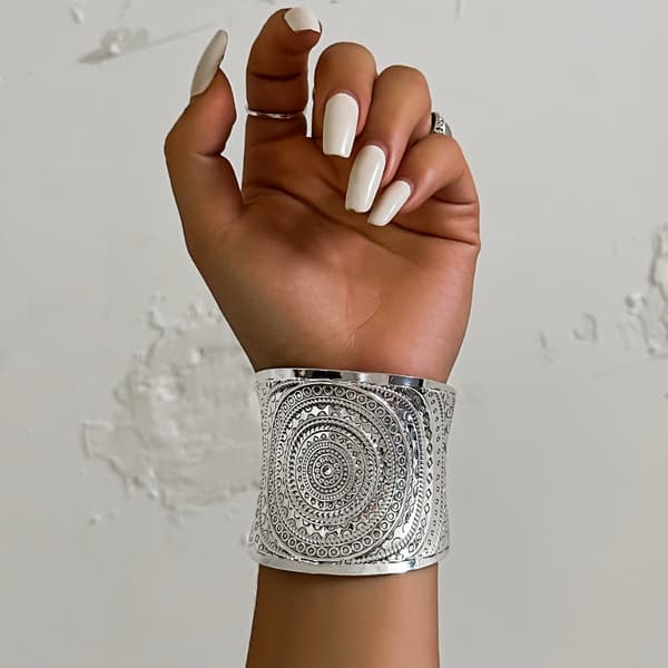 Öppet manschettarmband med snidat linjemönster