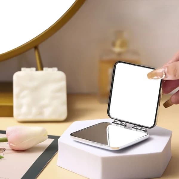 Hopeapinnoitettu mini neliömeikkipeili silver