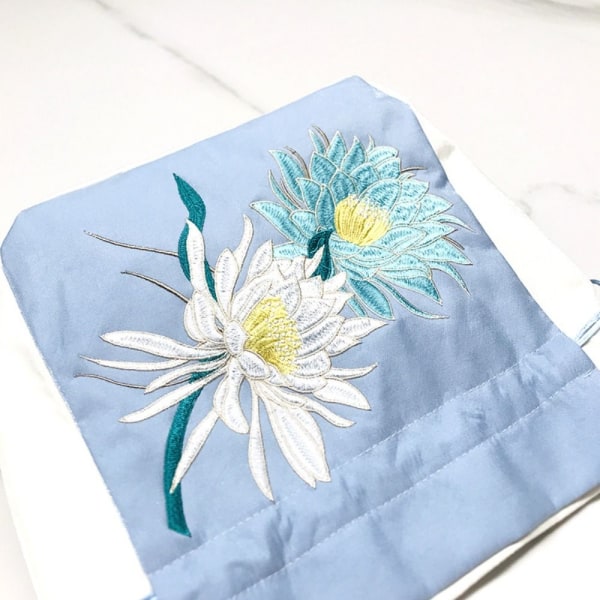 Broderad blompåse med dragsko Godispåse 9 9 9