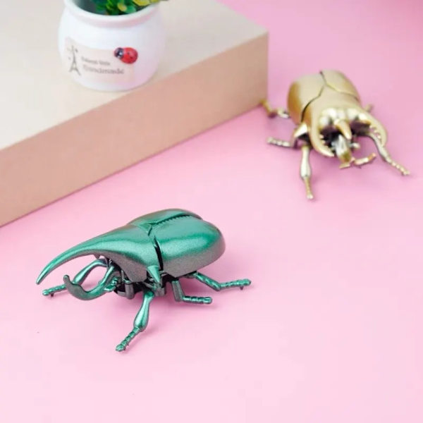 Wind-Up Beetle Creative Prankster Animert insekt GULL gold