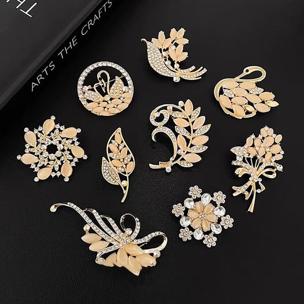 Broche J J J