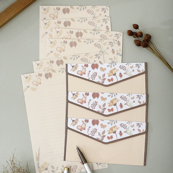 Konvoluttsett med brevpapir i vintage blomsterdesign