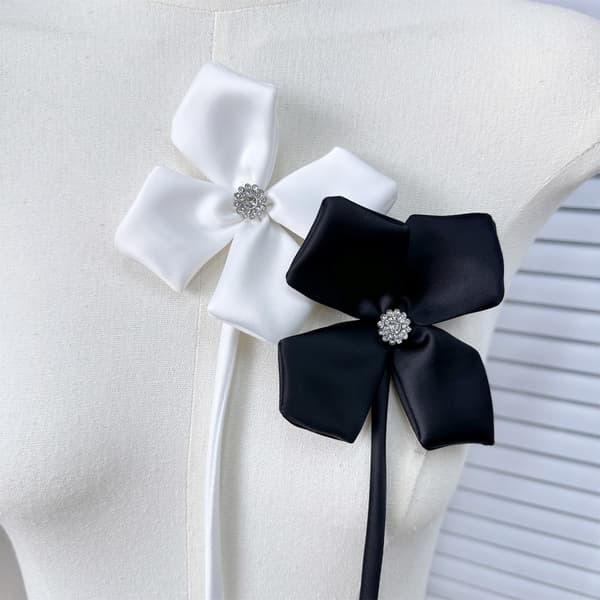 Krageblomst Blomsterbrosje SVART Black