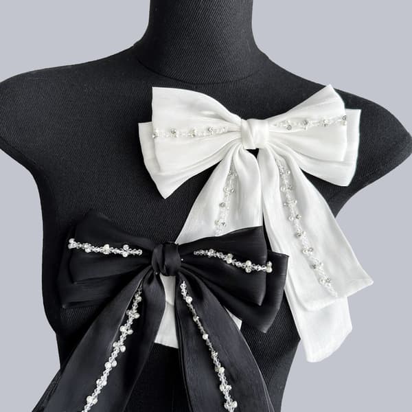 Broderte stofflapp med blomst SVART Black
