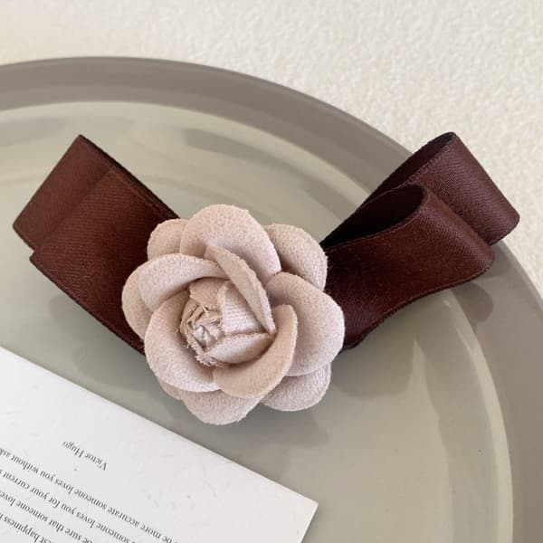 Hårklype med kameliablomst, blomstersløyfe, springklype KAFFE coffee