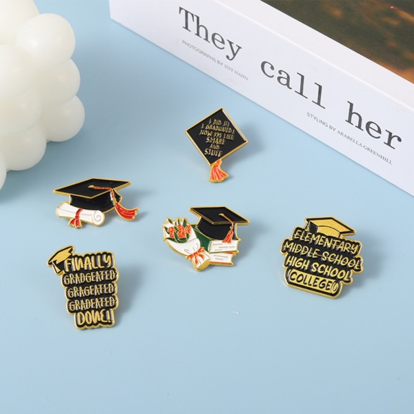 Emalipinnit Bachelor Cap Pins 02 02 02