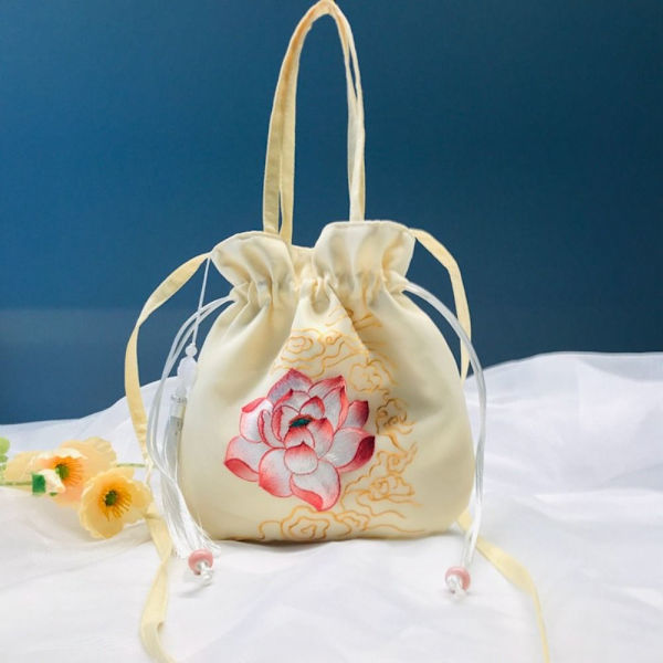 Broderad blompåse med dragsko Godispåse 7 7 7