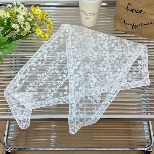 Pitsipäällinen päähuivi 3 3 3